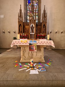Messe_3_Eucharistie_am_Altar_2